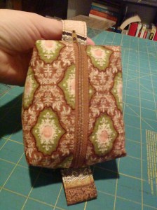 A nice neat top zip that give plenty of room to put things in and get things out.