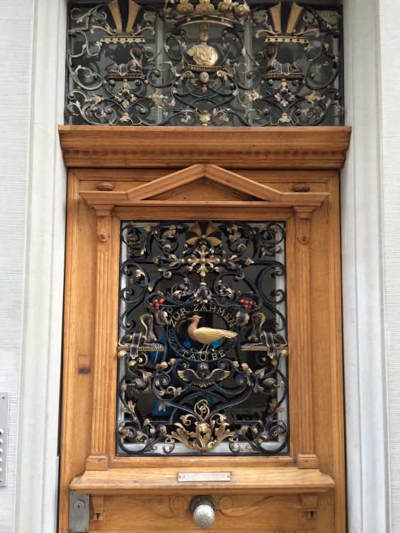 How could I not love this?  In fact, I'm filing it away in my "dream house" plans. 