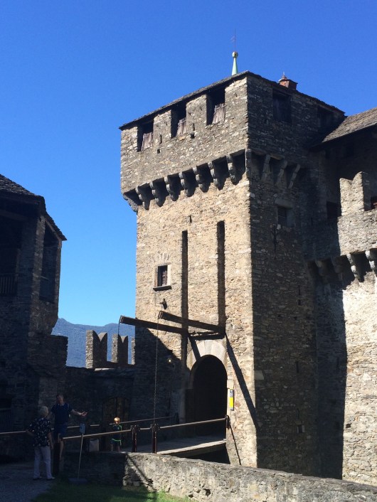 Ooo! A second drawbridge. The deluxe security package!